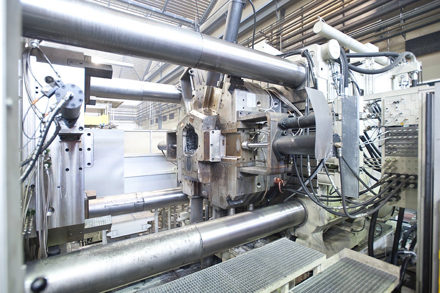 9,000-tonne high-pressure die-casting cell.